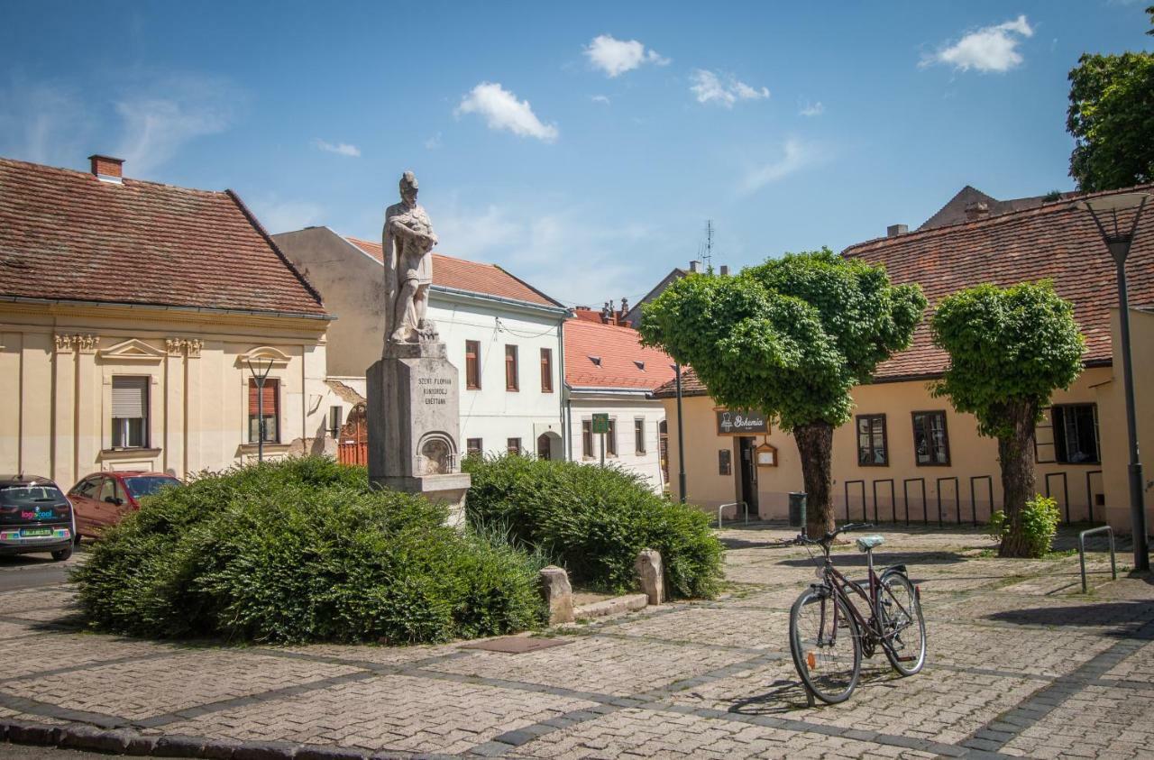 Апартаменти Keltaur Studio Apartman With Garage Печ Екстер'єр фото